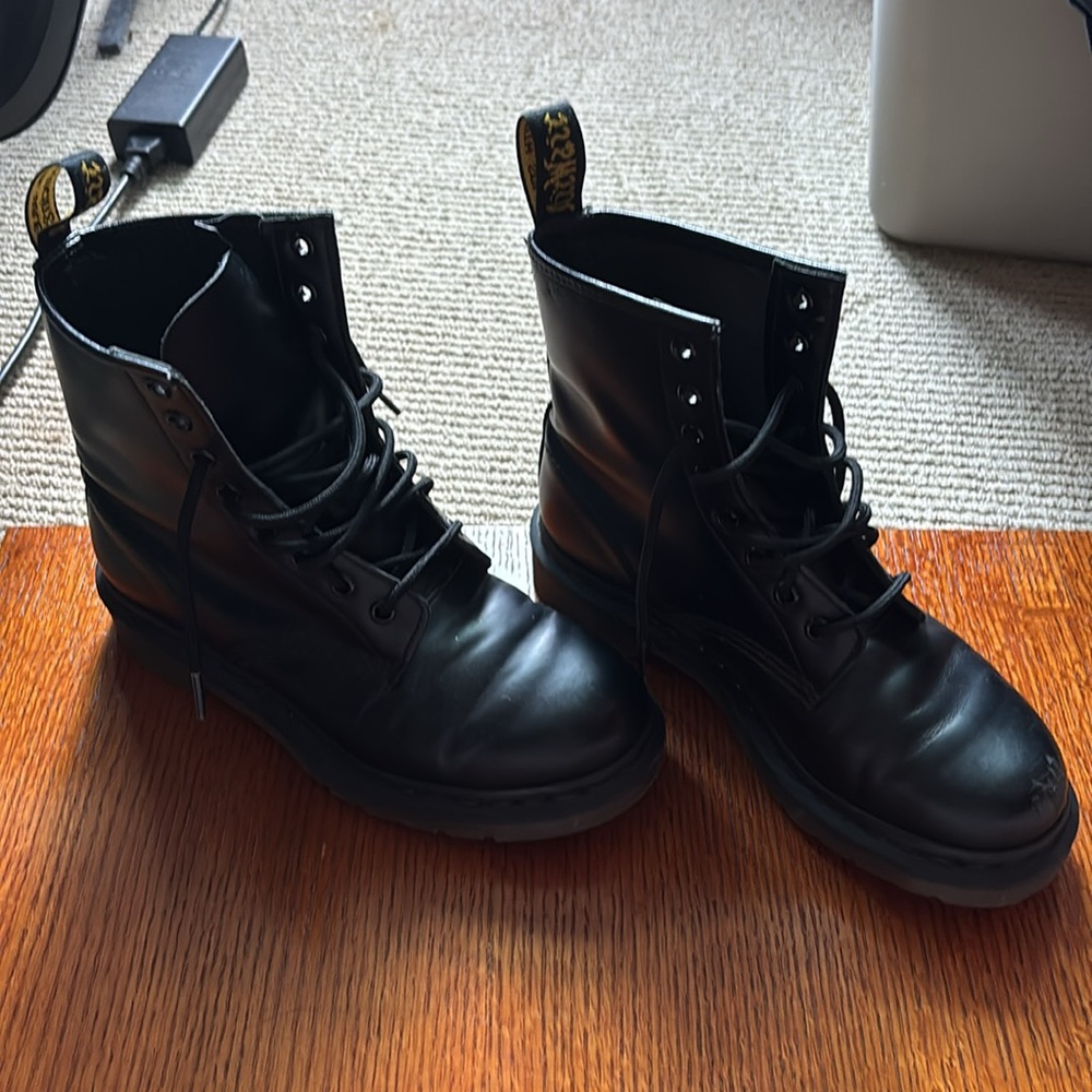 DR MATRENS Leather Lace up 8-eye black boot. Size U.S. 6. - Picture 4 of 10